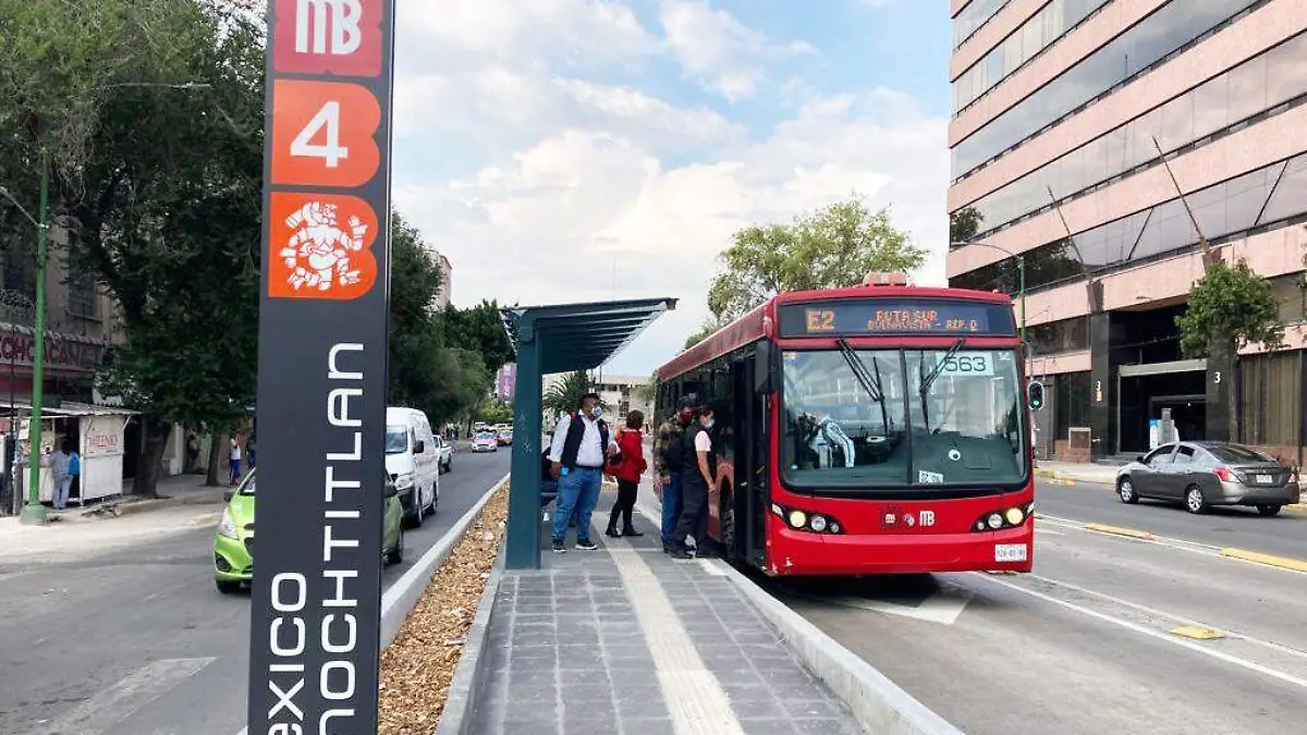 LINEA 4 DEL METROBUS SOBRE LA CALLE DE REPUBLICA DE VENEZUELA EN EL CENTRO HISTORICO, FOTO ADRIÁN VÁZQUEZ (12)